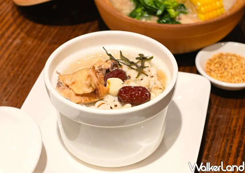 ▲嚴選鮮嫩帶骨雞腿肉搭配蓮子與紅棗,這道春水堂龍井雞湯加入茶葉慢火熬煮超回甘。(攝影:鄭雅之)