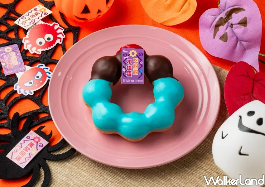 ▲Mister Donut推出的萬聖節限定符氣波堤,以蘇打與黑可可醬搭配小帽子與符咒插卡,融合諧音梗呈現殭屍萌鬼造型。
