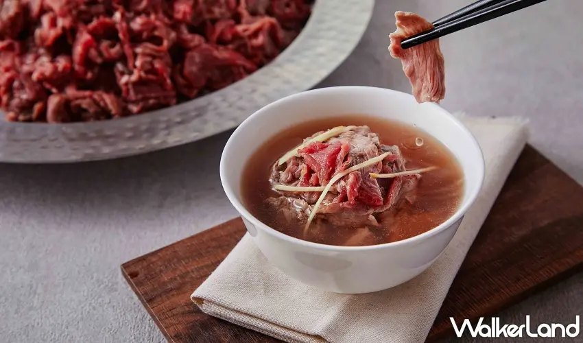 ▲住五星飯店也能吃到台南經典牛肉湯。台南遠東香格里拉遠東Café早餐提供現沖牛肉湯,鮮紅牛肉片搭配薑絲與熱湯,光看就讓人想趕快喝上一口,想在飯店裡慢慢品嚐府城早餐風味,這道絕對值得留意。圖/台南遠東香格里拉提供;窩客島整理