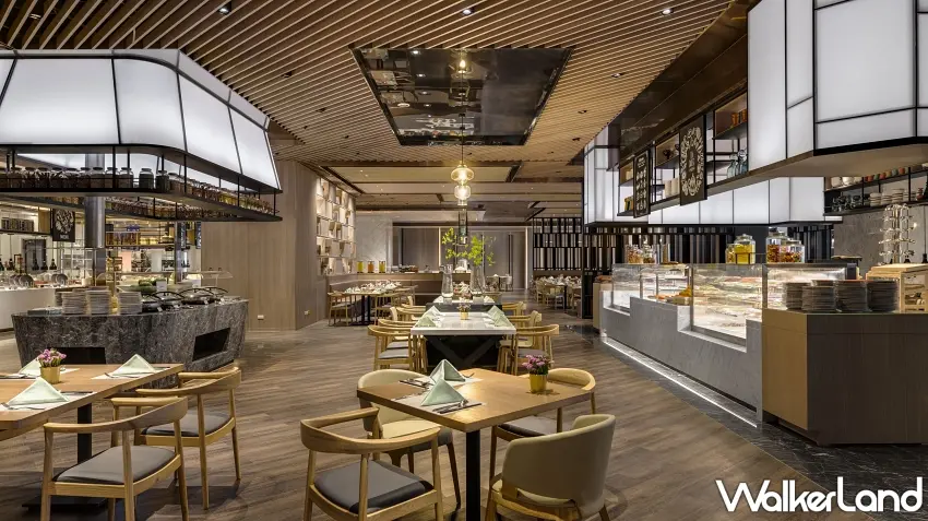 ▲吃到飽控準備囤券了。高雄萬豪酒店「豪享自助餐廳」以寬敞用餐空間搭配多區取餐檯,從餐點到用餐環境都很有飯店聚餐氛圍。這次旅展平日午晚餐券買10送2,午餐12張10,450元,揪家人朋友聚餐更划算。圖/高雄萬豪酒店提供;窩客島整理
