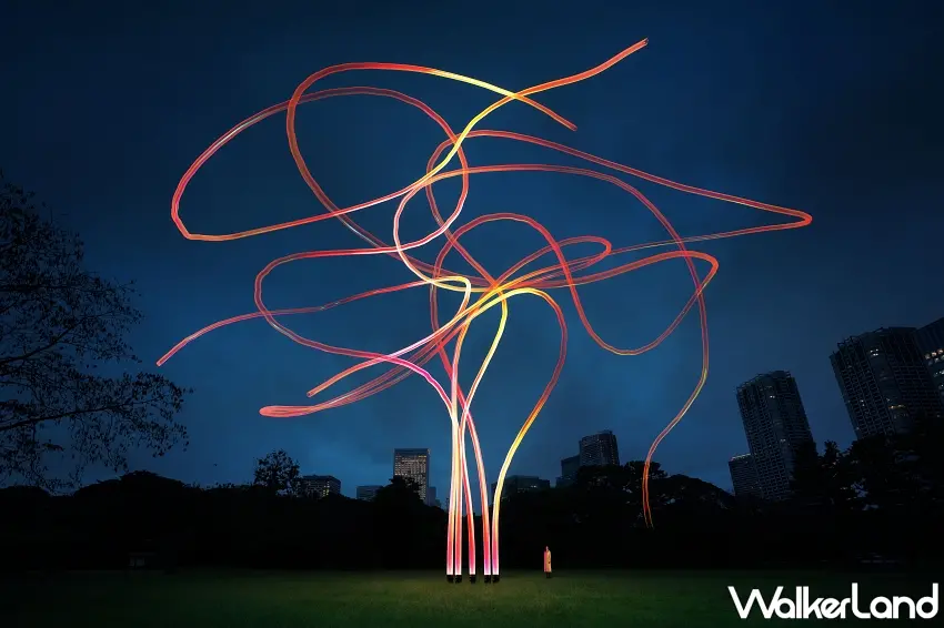 ▲東京夜晚的藝術也太夢幻!teamLab「生生流轉之柱」以紅色、橘色與黃色光線交織出巨大流動曲線,彷彿在夜空中自由舞動,還會隨著風雨與濕度改變形態,讓每次欣賞都有不同驚喜。圖/teamLab提供;窩客島整理