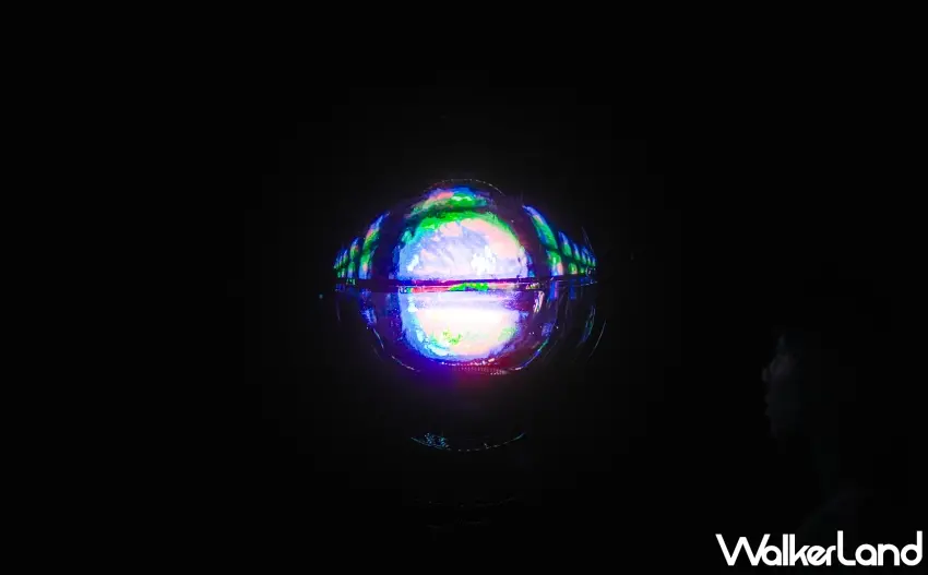 ▲這顆漂浮在黑暗中的神祕光球,竟然不是一般的實體雕塑!teamLab「球體結晶之光」利用光線創造出彷彿凝結成球體的視覺效果,藍紫色與綠色光芒交錯閃爍,隨著觀看角度與身體移動,感受到的光影也會產生變化,讓人忍不住想靠近看個仔細。圖/teamLab提供;窩客島整理