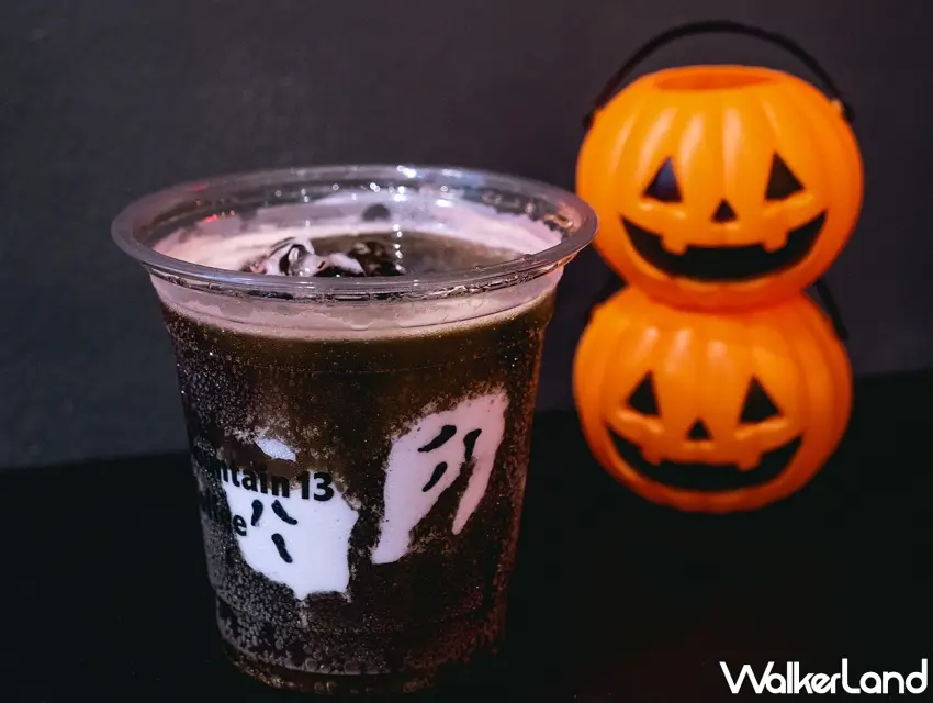 ▲咖啡杯裡竟然藏著小幽靈!「Mountain 13 Coffee Roasters」推出幽靈氣泡咖啡,利用棉花糖抹醬在杯壁畫出可愛鬼臉,搭配深色氣泡咖啡與南瓜燈裝飾,搞怪又可愛的造型讓人忍不住先拍照。圖/有趣市集提供;窩客島整理