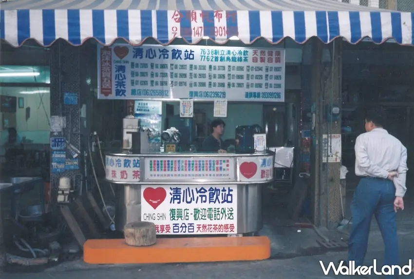 ▲清心福全最早竟然長這樣!1987年從台南不到3坪的小店起家,當年還叫做「清心冷飲站」,簡單的飲料攤位搭配經典愛心標誌,見證台灣手搖飲品牌近40年的發展故事。圖/清心福全提供;窩客島整理