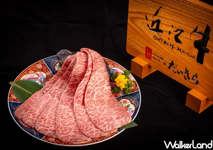 ▲二本松涮涮屋嚴選日本頂級銘柄近江和牛，精緻美麗的油花在海膽豆乳鍋中輕涮，鎖住肉質柔嫩鮮甜。   