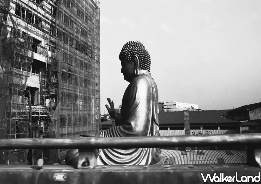 ▲姚瑞中《巨神在哪裡?》藝術家走訪全台拍攝的巨神意象,巧妙融入2026白晝之夜視覺並展現本土信仰深刻手勢。