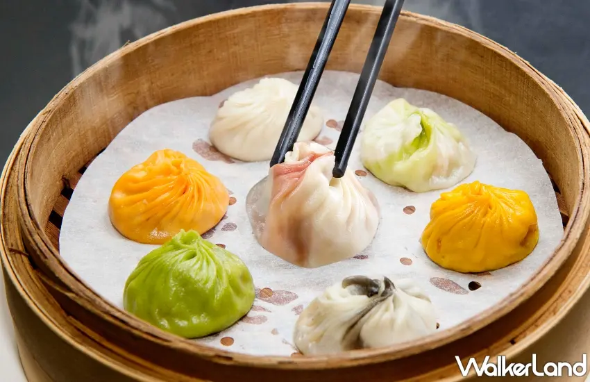 ▲點水樓招牌七彩小籠包一次端上桌,橘色、綠色與白色麵皮交錯排列,每顆都捏出細緻摺痕,光看就讓人食指大動。夾起小籠包的瞬間,更讓人期待薄皮裡藏著的鮮美滋味。圖/點水樓提供;窩客島整理