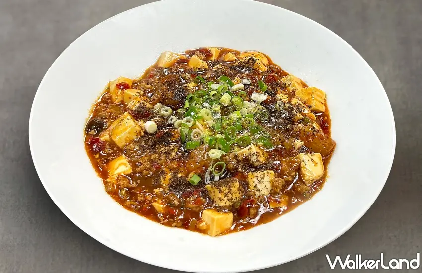 ▲麻婆豆腐竟然還能吃到滿滿蹄筋!點水樓「蹄筋麻婆豆腐」把滑嫩豆腐與富含膠質的蹄筋搭配在一起,裹上濃郁麻辣醬汁,再撒上青蔥提香,軟嫩與滑Q口感交錯,香麻滋味特別適合配飯。圖/點水樓提供;窩客島整理