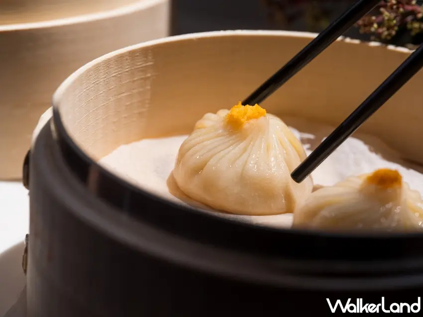 ▲蟹黃控看到這顆真的會心動!「蟹皇鮮湯灌湯包」將大閘蟹肉、蟹黃與豬肉包進薄嫩麵皮,還藏著金華火腿與老母雞熬出的鮮美湯汁,輕輕咬開就能品嚐濃郁蟹香與豐盈肉汁,鮮甜滋味在嘴裡慢慢散開。圖/台北文華東方酒店提供;窩客島整理