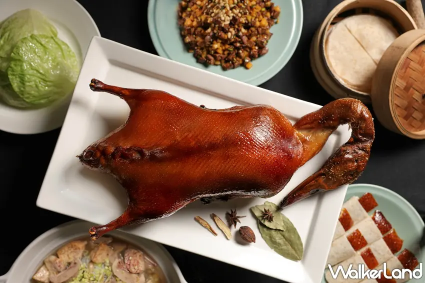 ▲故宮晶華烤鴨控準備開吃,整隻烤鴨披著油亮金黃的酥香外皮,搭配餅皮與配料,光看就讓人食指大動。這次晶華線上旅展推出平日限定烤鴨優惠券,約57折就能享受經典烤鴨美味,揪家人聚餐正是時候。圖/台北晶華酒店提供;窩客島整理