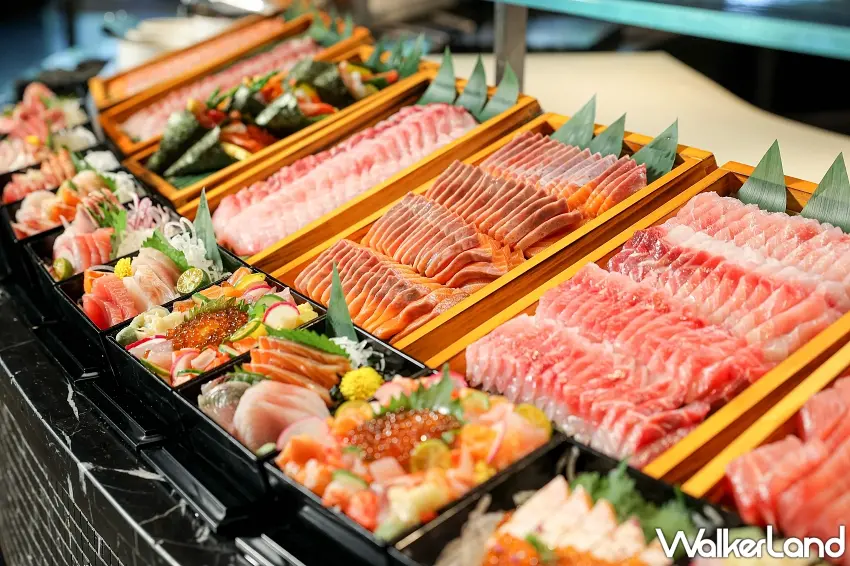 ▲生魚片控看到這一整排海鮮餐檯真的很難忍住,粉嫩鮭魚、油花細緻的魚肉與繽紛日式料理整齊排開,每一盤都讓人想夾。晶華栢麗廳平日午餐雙人券約76折,喜歡日式生魚片與自助餐的饕客,這次可以好好安排一頓。圖/台北晶華酒店提供;窩客島整理