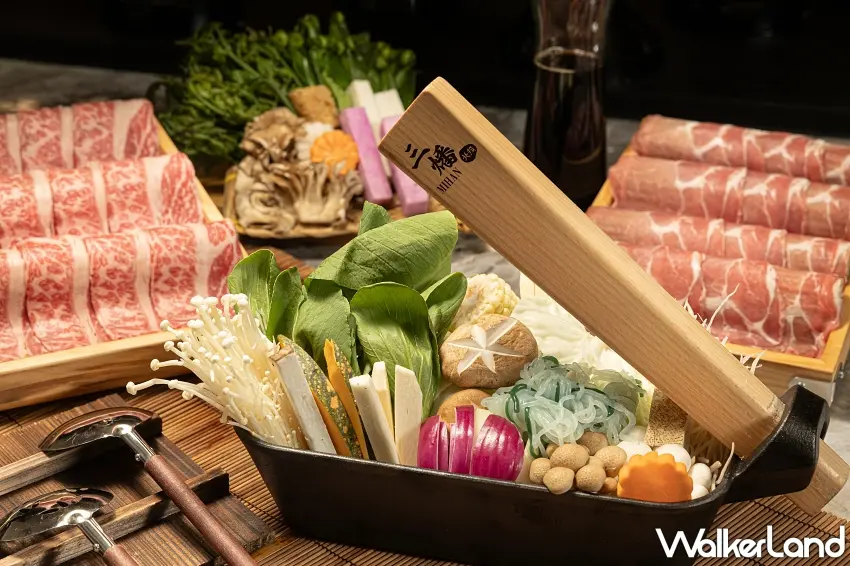 ▲天氣轉涼就想吃鍋,滿滿肉片、鮮綠蔬菜、菇類與日式鍋物配料擺滿桌,光看就讓人想趕快開鍋。北投晶泉丰旅三燔北投推出平日午餐四人共鍋放題券,壽喜燒或涮涮鍋都能選,約74折就能揪朋友一起暖心開吃。圖/台北晶華酒店提供;窩客島整理