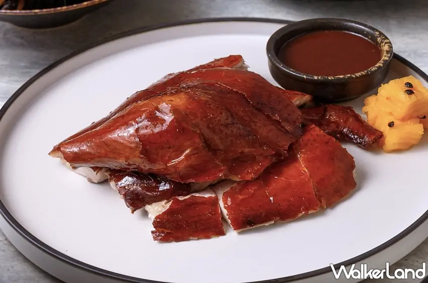 ▲這金黃油亮的雞皮太犯規!九華樓招牌「乳香金牌吊燒雞」先用廣式南乳醬醃漬,再經過風乾、掛爐烘烤與熱油反覆淋澆,外皮酥脆、雞肉鮮嫩多汁,搭配濃郁南乳香氣,光看切開後的雞肉就讓人想立刻夾一塊。圖/華泰大飯店集團提供;窩客島整理