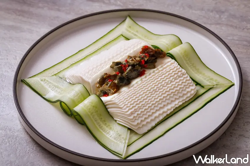 ▲皮蛋豆腐也能吃出新花樣!九華樓「馬告松花皮蛋豆腐」把嫩豆腐擺在薄切小黃瓜上,淋上馬告、皮蛋與檸檬汁調製的醬汁,滑嫩豆腐搭配爽脆小黃瓜,還有淡淡檸檬酸香,吃完濃郁燒臘再來一口特別清爽。圖/華泰大飯店集團提供;窩客島整理