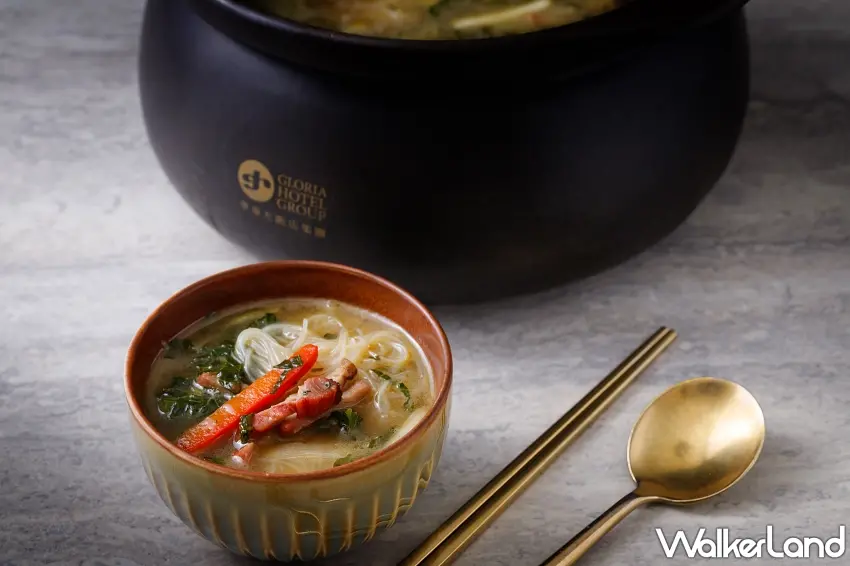 ▲吃完吊燒雞,再來一碗熱騰騰的湯米粉最滿足!九華樓「雪菜叉燒湯米粉」以鴨湯熬製湯底,加入鹹香雪菜與叉燒,細緻米粉吸附鮮醇湯汁,搭配叉燒肉香與雪菜滋味,整碗暖呼呼,平日午餐吃起來格外有滿足感。圖/華泰大飯店集團提供;窩客島整理