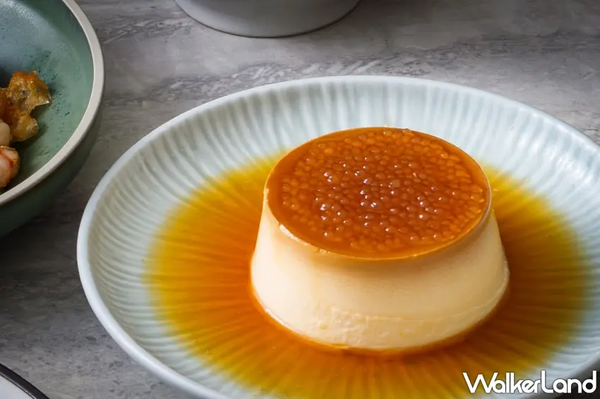 ▲甜點控看到這顆布丁應該很難忍住!九華樓「手工鴨蛋黃布丁」使用4顆鴨蛋黃手工製作,布丁表面覆著琥珀色焦糖,周圍還有一圈焦糖醬汁,入口綿密柔滑、蛋香濃郁,甜而不膩,替這桌粵式午餐留下甜蜜收尾。圖/華泰大飯店集團提供;窩客島整理