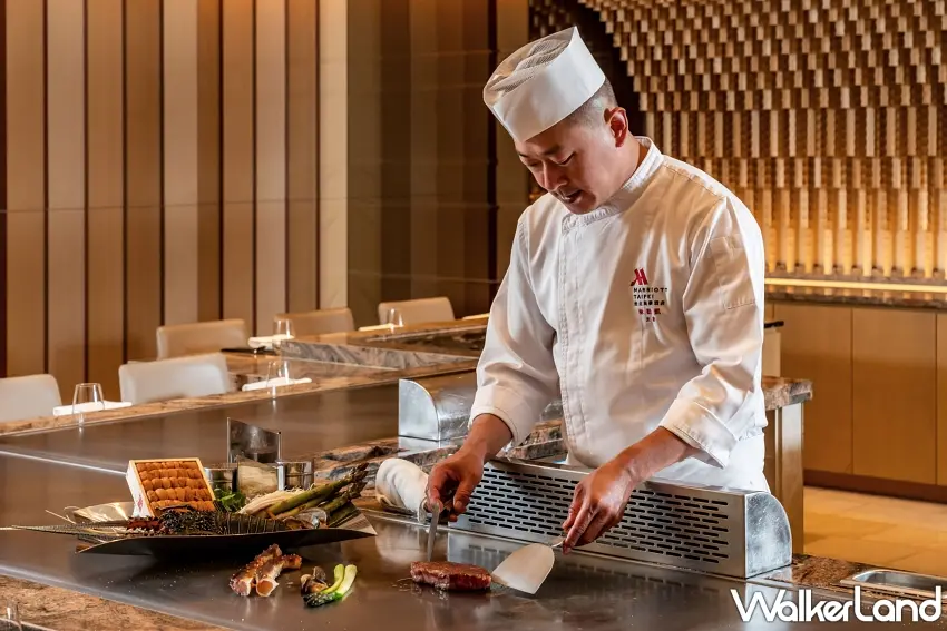 ▲喜歡看主廚現場料理的人,這一餐很值得安排。Mark's Teppanyaki由主廚在鐵板前料理日本A3和牛與海鮮,從香煎肉品到精緻擺盤,每一道都有桌邊料理的臨場感。旅展9道式和牛海陸套餐每人2,600元,12月30日前使用餐券,還加贈美國Prime沙朗牛肉捲1份。圖/台北萬豪酒店提供;窩客島整理