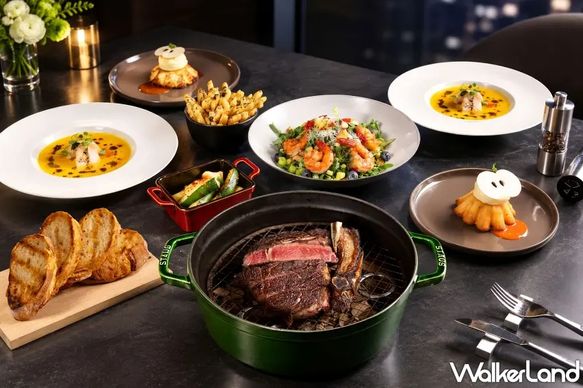 ▲約會想吃得精緻一點,這套高空牛排晚餐很有吸引力。INGE’S Bar & Grill主打乾式熟成帶骨肋眼,厚切牛排經過炭火烤炙,切面呈現粉嫩肉色,搭配鮮蝦沙拉、干貝松露南瓜濃湯與甜點,從前菜到主餐都很豐盛。旅展雙人套餐5,999元,約68折,還能欣賞20樓高空景觀。圖/台北萬豪酒店提供;窩客島整理