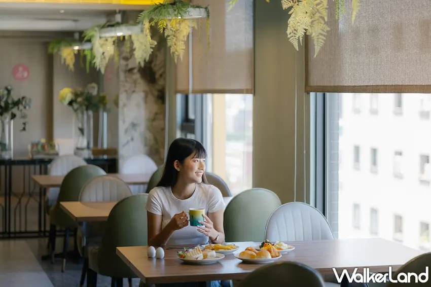 ▲旅行不一定要把行程排滿,坐在窗邊喝杯飲料、慢慢享用早餐,也是一種放假享受!福容徠旅推出3張住宿券體驗組,優惠價8,397元,適合想安排幾趟城市輕旅行,又不想一次買太多住宿券的人。圖/福容大飯店提供;窩客島整理