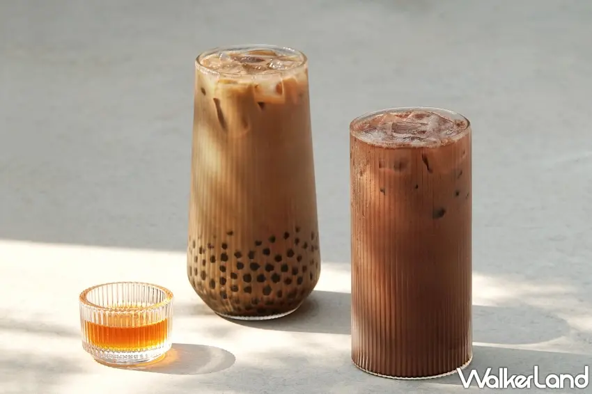 ▲換上日常手拿款,兩大杯冰飲杯身直條紋路很有質感,左邊杯底沉著一顆顆配料,右邊則是濃濃的可可色,旁邊還擺了一小杯琥珀色茶湯,一看就知道茶底與可可要細細比例調配,才有這種香醇濃郁的層次。圖/茶湯會提供;窩客島整理