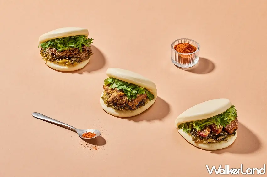 ▲三顆刈包一字排開,白胖包子夾得滿滿的,酸菜、肉片與翠綠香菜疊得超有份量,旁邊那匙辛香粉讓人聯想到微辣的十三香氣息,咬下去酸爽、微辣、香氣一次到位,這就是這一季最想吃的台式新滋味。圖/茶湯會提供;窩客島整理