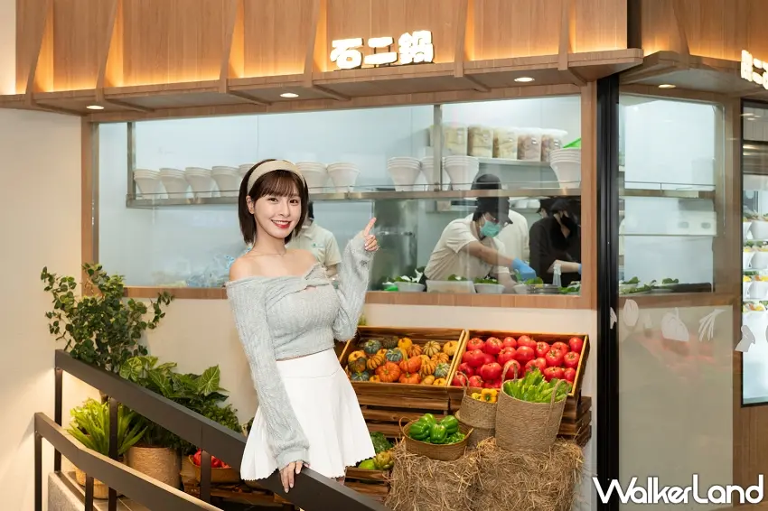 ▲峮峮現身石二鍋台中文心崇德旗艦店,站在透明廚房前開心比出手勢,身旁還有滿滿的新鮮蔬果,讓這次百店慶多了不少拍照打卡的亮點。圖/石二鍋提供;窩客島整理