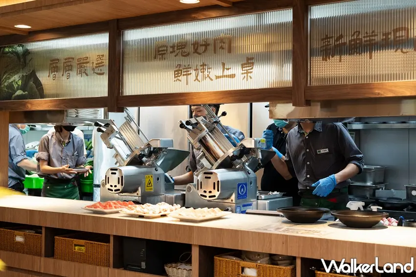 ▲來石二鍋吃火鍋,連現場刨肉的過程都能看見。台中旗艦店設置開放式作業空間,原塊肉品透過機器現場切片,整齊擺盤後送上餐桌。圖/石二鍋提供;窩客島整理