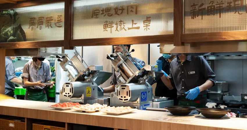 石二鍋百店慶送白蝦吃整年！10月28日限定送浴帽、菜盤免費升級，峮峮現身台中旗艦店分享私房吃法