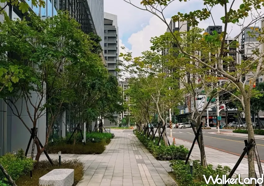 ▲小檜溪置地廣場周邊林蔭步道環境舒適，鄰近桃園觀光夜市與三民運動公園，未來還可透過捷運綠線中正力行站輕鬆前往。