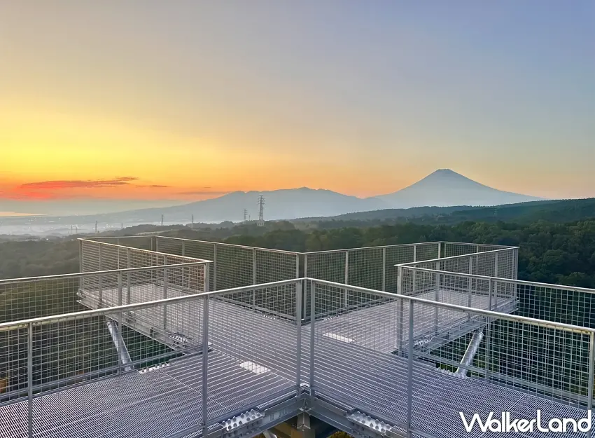 ▲三島天空步道10週年新增的SKY CROSS觀景台,以向外延伸的X字型平台為亮點,站上去就能把遠方富士山、層層山林與夕陽天空一起收藏,喜歡拍風景的人可以把這裡列入必拍清單。圖/三島天空步道提供;窩客島整理
