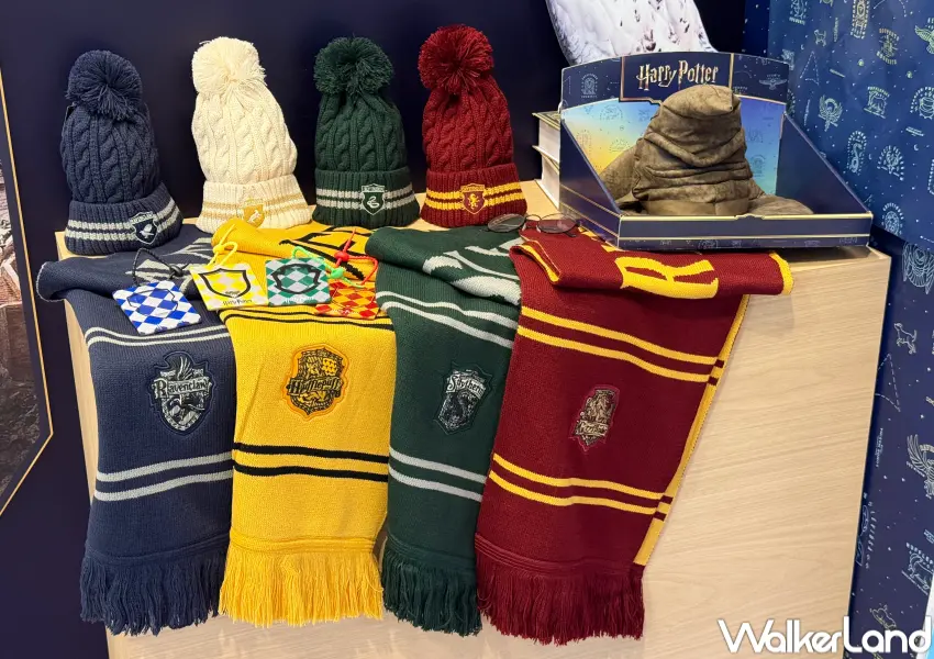 ▲哈利波特快閃店新品!全新推出秋冬服飾系列,四學院圍巾、毛帽鐵粉必買。(攝影:鄭亦庭)