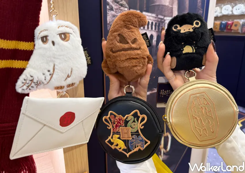 ▲哈利波特快閃店周邊新品!嘿美、分類帽、玻璃獸等4款吊飾組,搭配信信封皮革包、光輪2000等。(攝影:鄭亦庭)