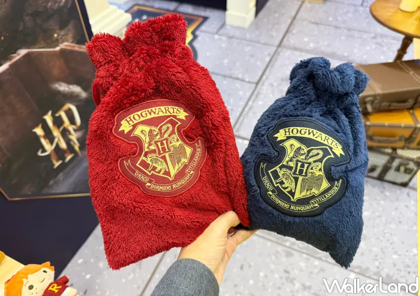 ▲哈利波特快閃店開賣四學院周邊、哈利波特周邊新品等。(攝影:鄭亦庭)