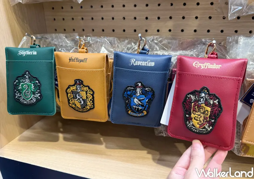 ▲哈利波特快閃店開賣四學院周邊、哈利波特周邊新品等。(攝影:鄭亦庭)