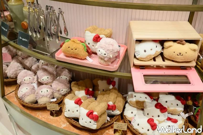 ▲這些麵包竟然都是三麗鷗玩偶!Hello Kitty變成蓬鬆麵包,美樂蒂也換上烘焙造型,還能拿起麵包夾、放進托盤,像逛麵包店一樣挑選喜歡的角色,連購物都變得好有趣。圖/sanrio house提供;窩客島整理