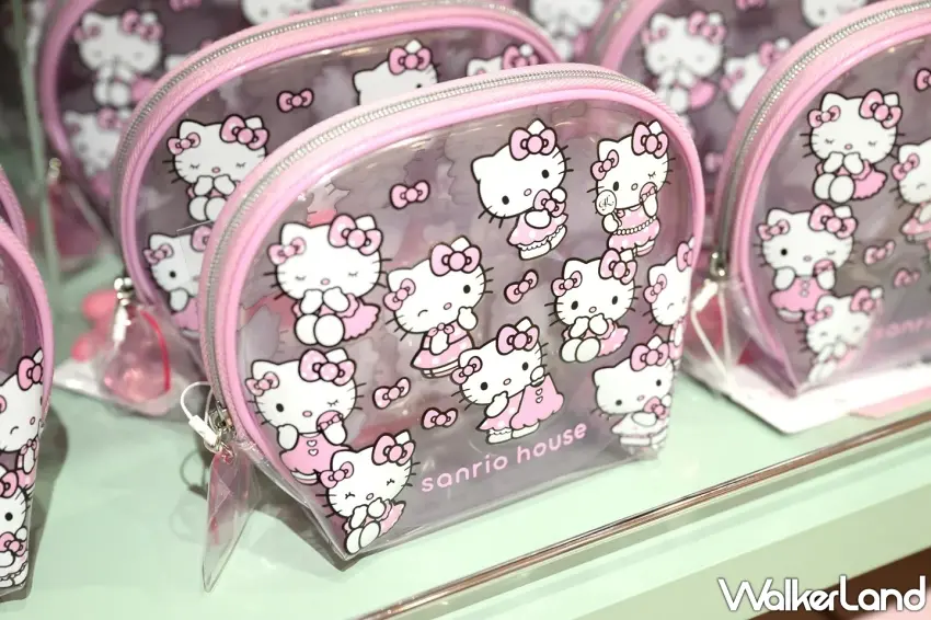 ▲Hello Kitty控注意這款名古屋限定!透明感的粉色化妝包印滿不同姿勢的Hello Kitty,搭配粉紅拉鍊與蝴蝶結圖案,放進化妝品或隨身小物都很適合,連每天整理包包都多了可愛感。圖/sanrio house提供;窩客島整理
