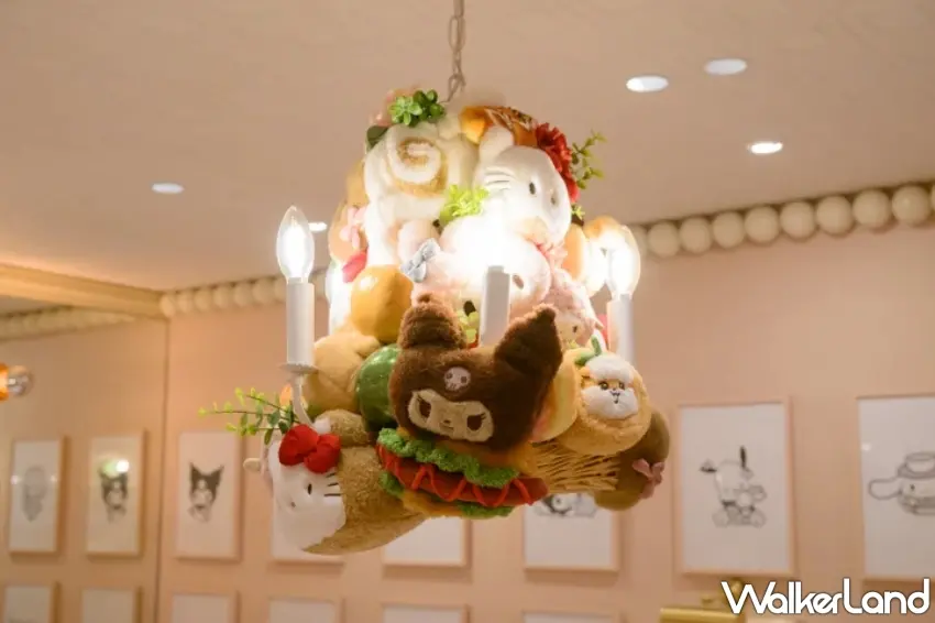 ▲這盞吊燈也太有創意!Hello Kitty、酷洛米與各種麵包造型玩偶聚在一起,搭配花朵、綠葉與燭台式燈飾,直接把三麗鷗角色變成空中的裝飾藝術,抬頭就能發現驚喜。圖/sanrio house提供;窩客島整理