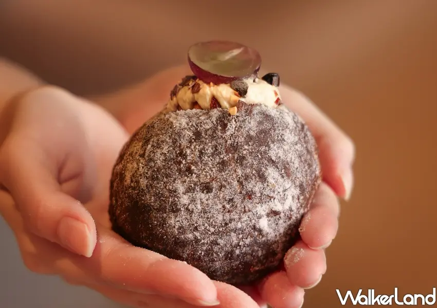 ▲I’m donut?秋冬限定「葡萄焦糖乳酪鮮奶油」,頂層撒上香脆焦糖堅果與可可碎粒,搭配滑順乳酪鮮奶油,呈現成熟大人感法式風味。