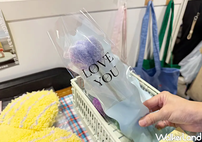 ▲Pinkoi市集35個品牌首次來台!日本「naproom」帶來招財貓等造型地毯、療癒簇絨花朵。(攝影:鄭亦庭)