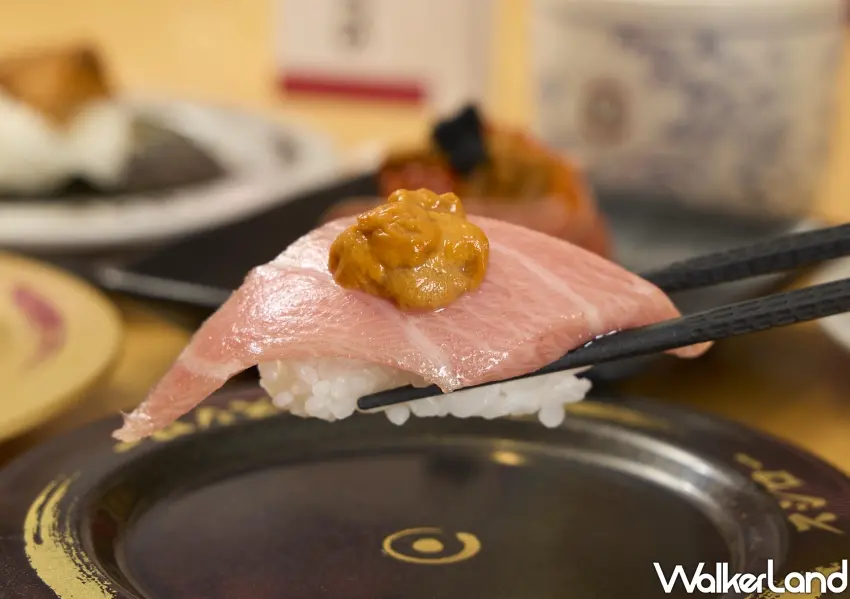 ▲壽司郎精選地中海頂級黑鮪魚大腹部位,細緻豐腴的油花搭配滑順海膽,入口交織出甘甜奢華海味。