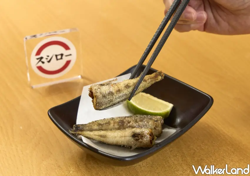 ▲日式炸物推薦「酥炸目光魚」,高溫酥炸鎖住飽滿魚脂香氣,擠上新鮮檸檬汁更添清爽酸香。
