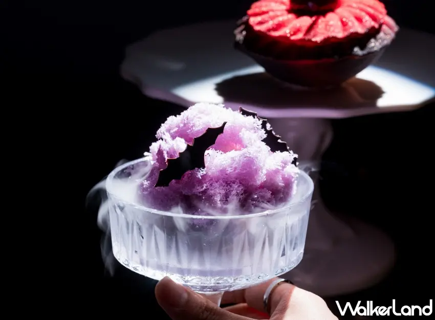 ▲這款紫色魔法甜點也太夢幻。文華餅房「暗夜幻想」把芋頭海綿蛋糕與芋頭奶霜藏進紫色造型裡,搭配蝙蝠巧克力裝飾與煙霧效果,神祕感直接拉滿。芋頭控看到這款305元的萬聖節限定蛋糕,真的很難不心動。圖/台北文華東方酒店提供;窩客島整理