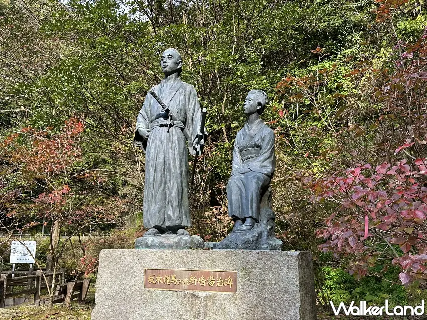 ▲原來日本九州的溫泉旅行還藏著浪漫歷史!鹽浸溫泉龍馬公園保留坂本龍馬與妻子阿龍的新婚療養紀念碑,兩人雕像被秋季樹林環繞,賞楓之餘也能認識這段歷史故事。圖/霧島市提供;窩客島整理