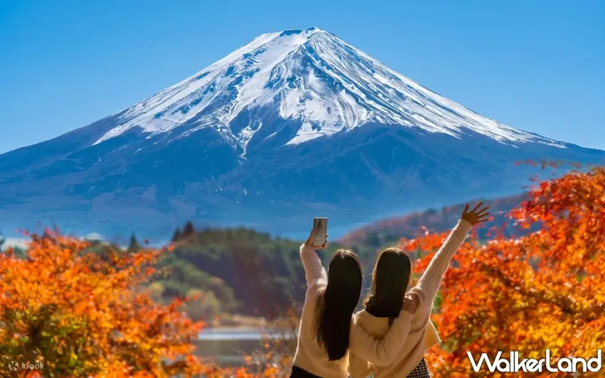 ▲秋天到日本賞楓,富士山絕對是不能錯過的經典風景。白雪覆蓋的山頂搭配橘紅色楓葉,隨手拍都是讓人想收藏的旅行畫面。Klook數據顯示,富士山周邊一日遊訂單較去年同期成長近50%,人氣相當驚人。圖/Klook提供;窩客島整理