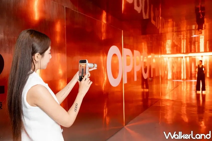▲遠遠的人物也想拍得有感覺,這一關就要考驗長焦功力。OPPO「超長焦望遠試煉」利用橘紅色長廊與遠方人物創造取景距離,讓參觀者拿起Find X10 Pro Max,試試遠距離構圖能玩出哪些變化。圖/OPPO提供;窩客島整理