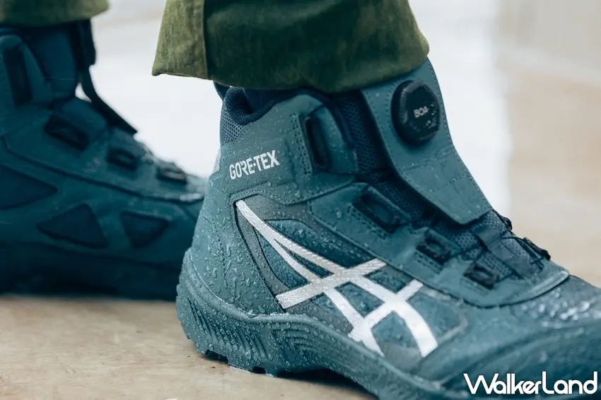 ▲這雙工作鞋的細節值得近看!ASICS WINJOB CP605 GTX BOA系列採用藍色鞋身搭配銀色品牌線條,鞋面清楚可見GORE-TEX標誌與BOA旋鈕調整系統。水珠停留在鞋面上的畫面,也讓防水材質成為視覺焦點,日本含稅售價26,950日圓起。圖/亞瑟士提供;窩客島整理
