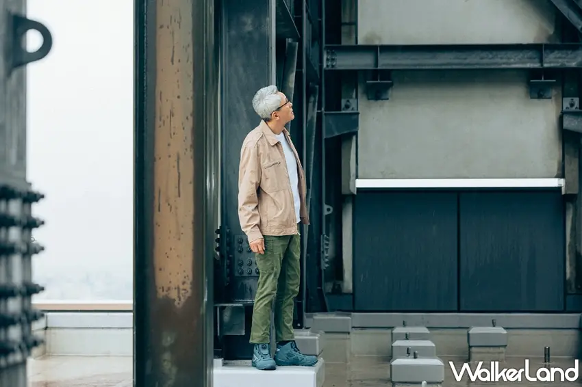 ▲原來五郎叔穿起日系工裝也這麼有型!松重豐以卡其色工作外套搭配白色上衣與綠色長褲,站在高樓屋頂眺望遠方。簡單的色彩搭配,加上鋼構與城市天際線,讓整體畫面多了幾分沉穩的職人味道。圖/亞瑟士提供;窩客島整理