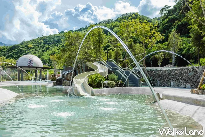 ▲台東親子旅行想加點玩水行程，紅葉谷綠能溫泉園區可以排進去。戶外水泉區有噴水設施與滑水道，四周被青綠山景包圍，天氣好的時候特別有出遊氣氛。雙人泡湯套券只要999元，平假日都能使用，還加贈1位6歲至11歲孩童免費入園及合計100元餐飲抵用券。圖／雲朗觀光提供；窩客島整理