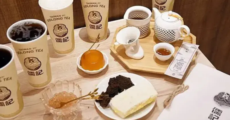手搖控必收！高雄左營【儒記Rooji富國店】，用親民價格品嚐傳承百年的台灣好茶。