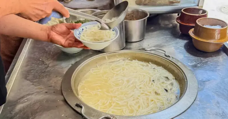 高雄鹽埕米粉伯在地60年老店！只賣三天超人氣米粉湯，老饕都說讚。